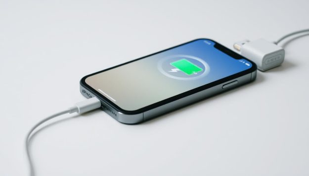 mon iphone 13 ne charge plus mais détecte le chargeur