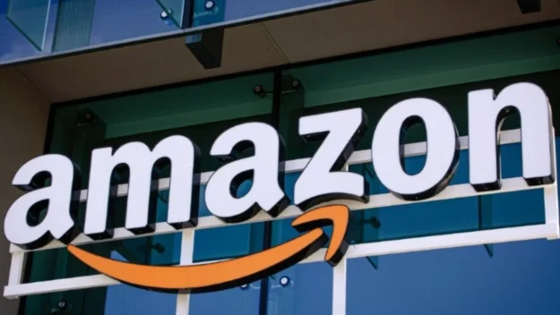 Amazon abandonne la surveillance humaine des IA : voici pourquoi cette décision fait débat