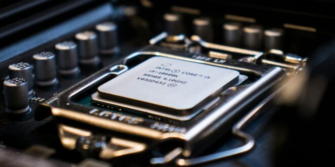 Intel renaît de ses cendres : +200% en Bourse, 52 cœurs et une révolution technologique
