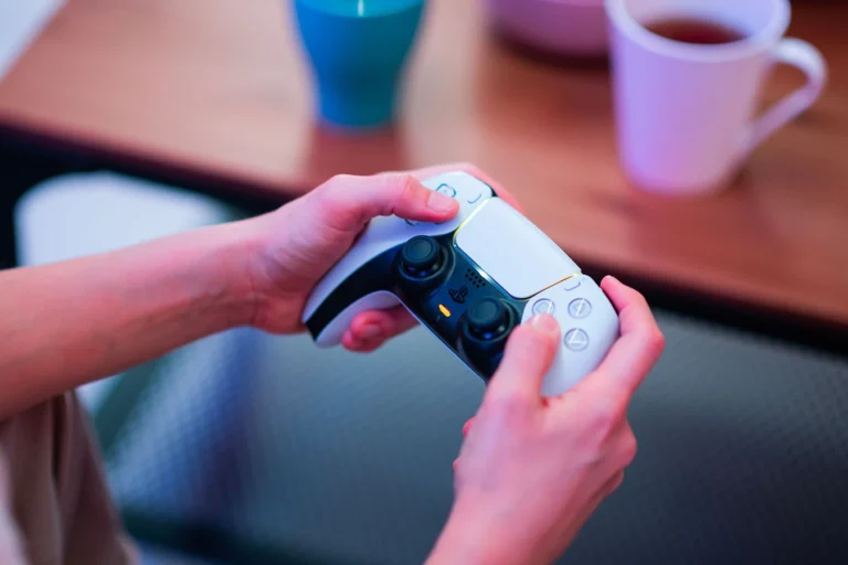 dualsense-5 Manette PlayStation écran tactile : le brevet révolutionnaire de Sony