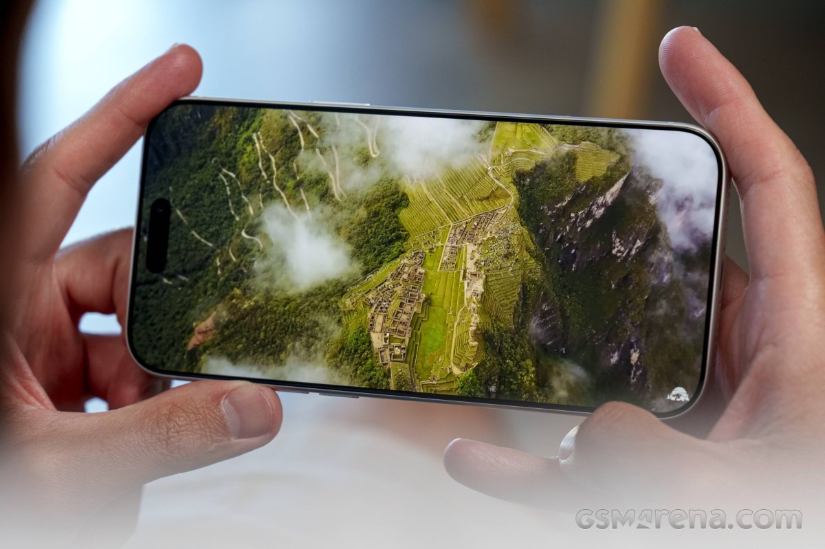 L'iPhone 18 Pro Max pourrait adopter un écran moins coûteux selon Apple