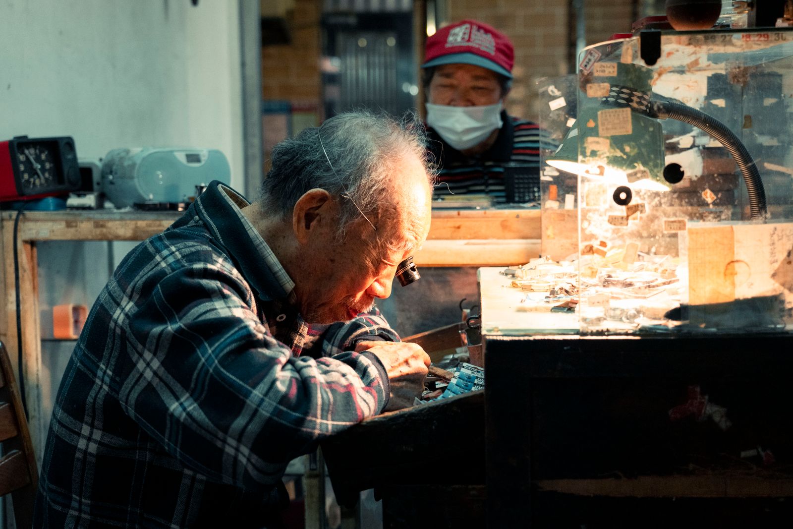 Artisan reparant un appareil dans un atelier