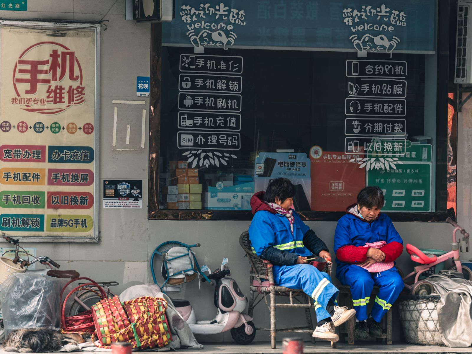 Boutique de reparation mobile avec enseigne