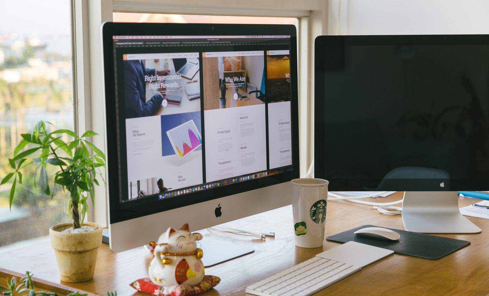Bureau organise avec ordinateur et accessoires