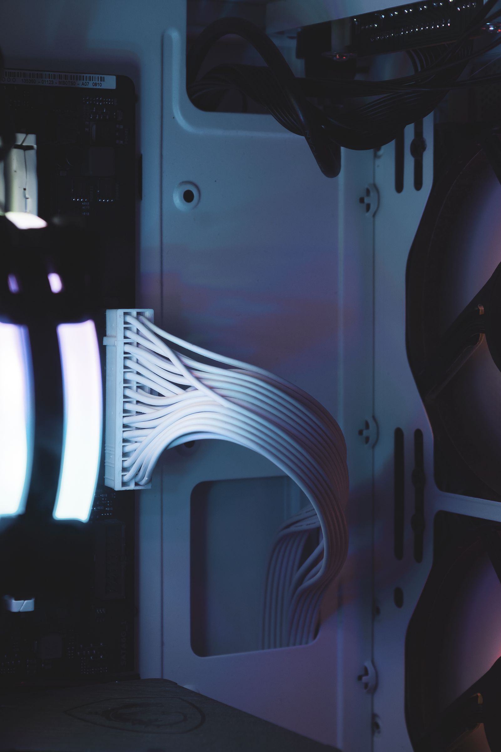Cables et composants internes d'un ordinateur
