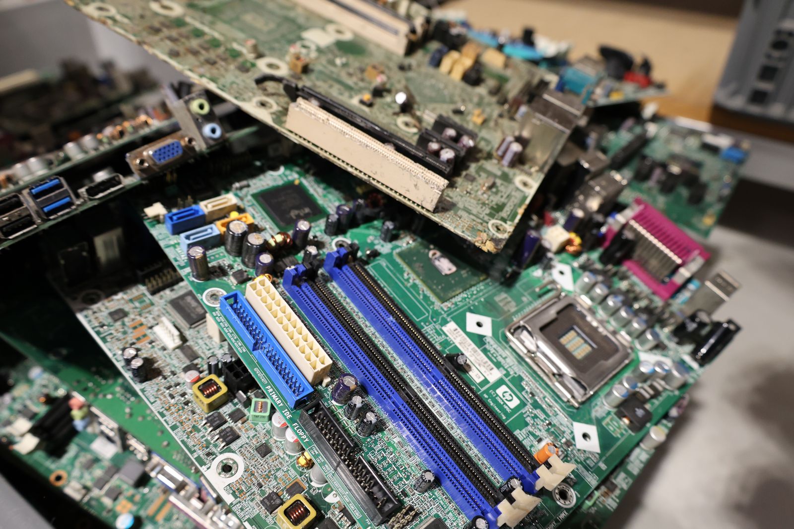 Piles de circuits imprimes destines au recyclage electronique