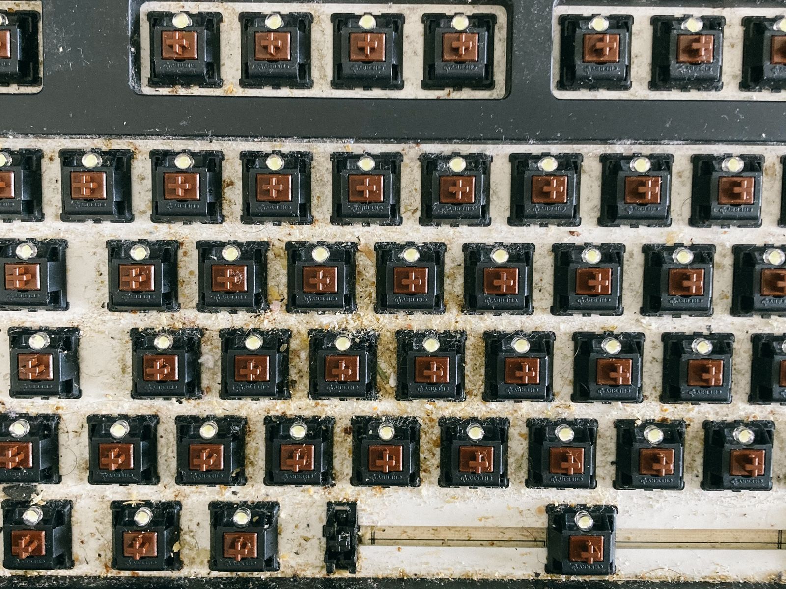 Panneau de clavier plein de poussiere avant nettoyage