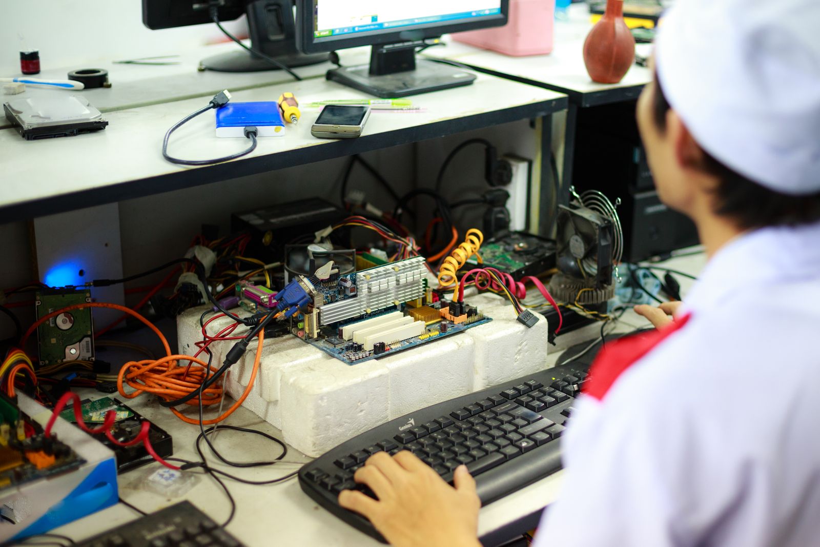 Homme travaillant sur des composants electroniques en laboratoire