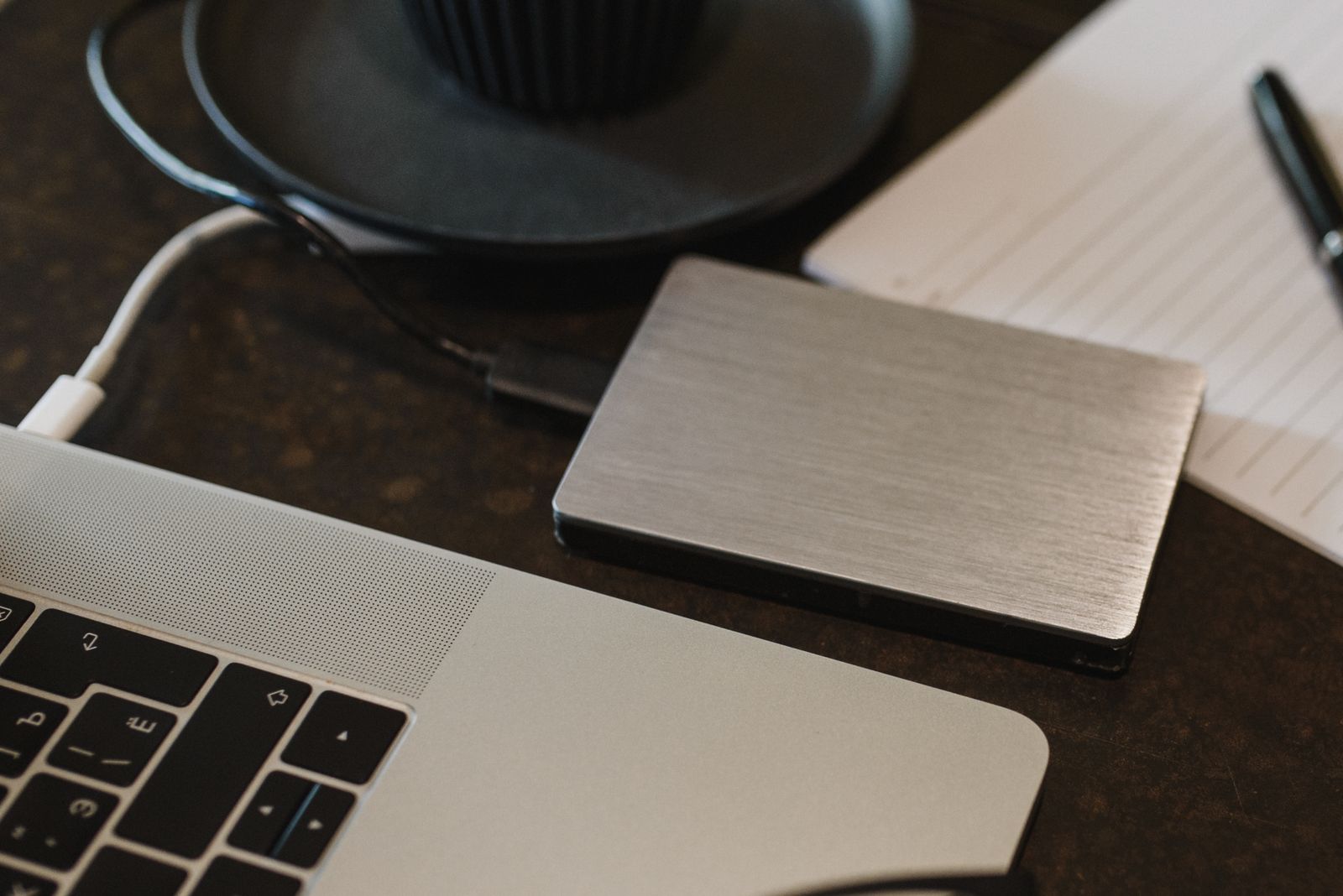 Disque dur externe connecte a un ordinateur portable par cable USB