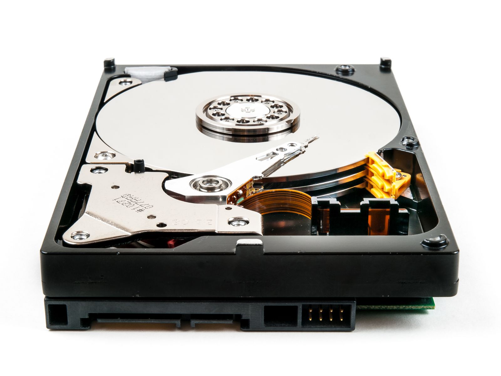 Disque dur ouvert exposant ses plateaux internes