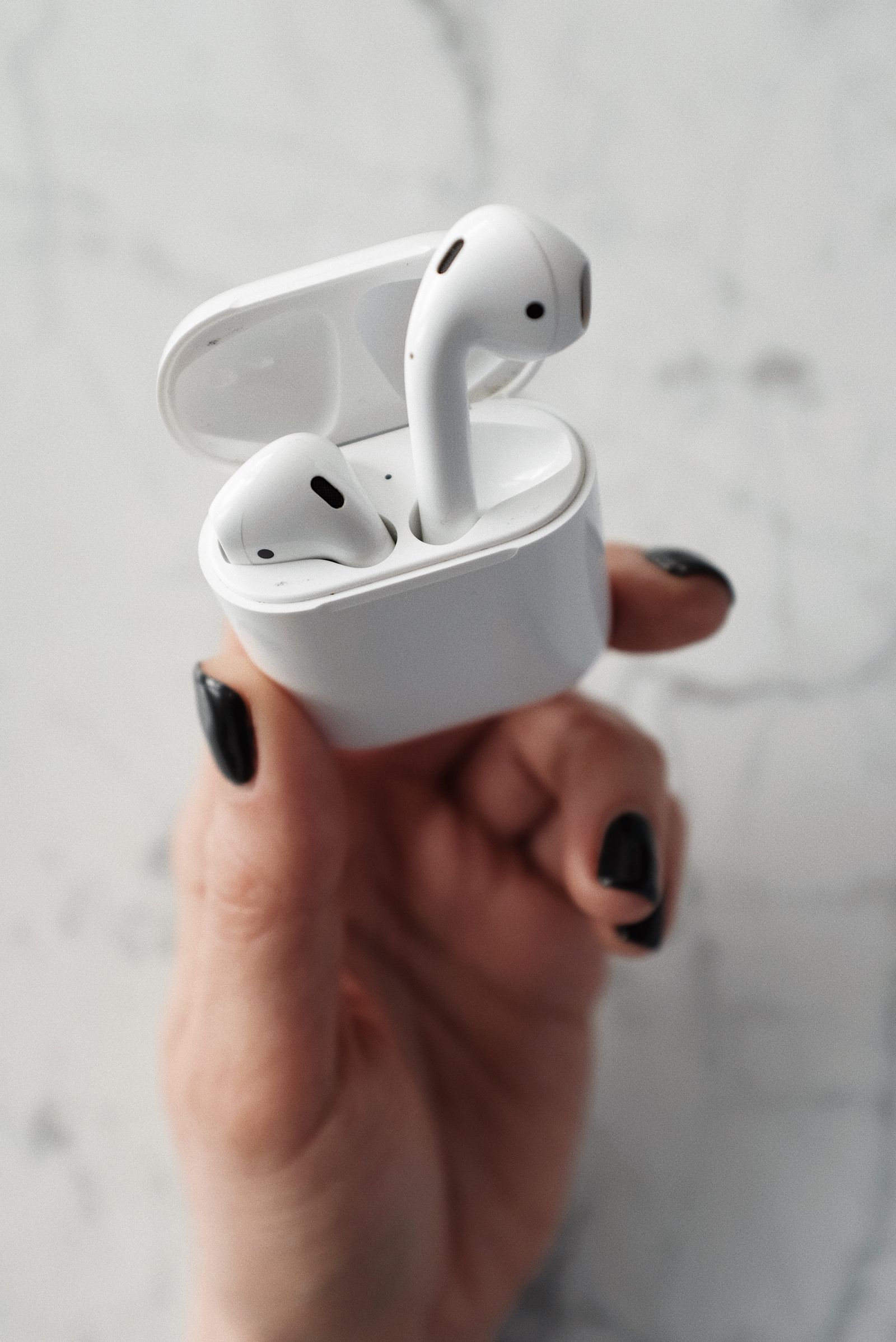 Personne utilisant des ecouteurs sans fil connectes en bluetooth