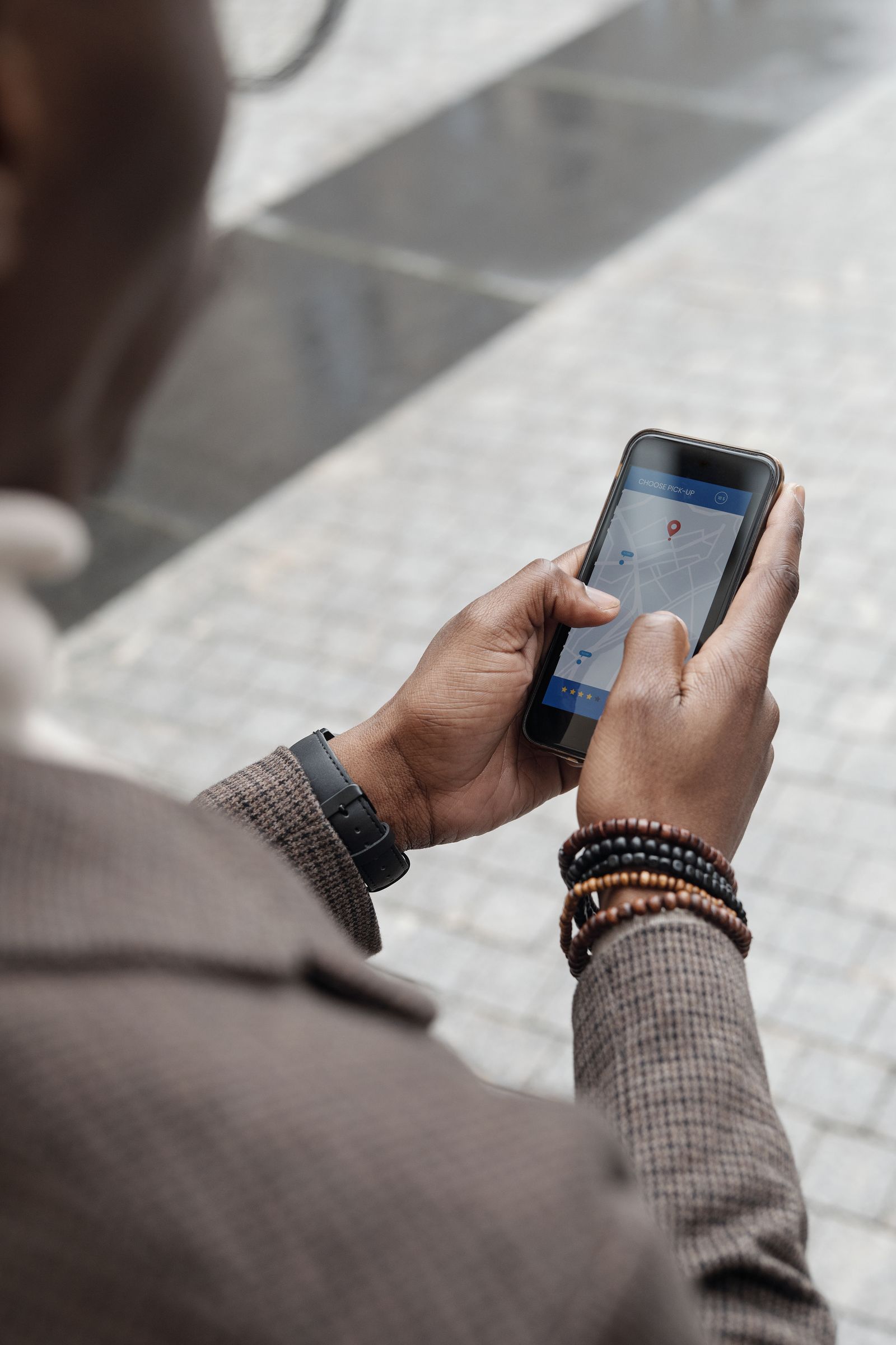 Homme verifiant la navigation GPS sur son telephone dans la rue