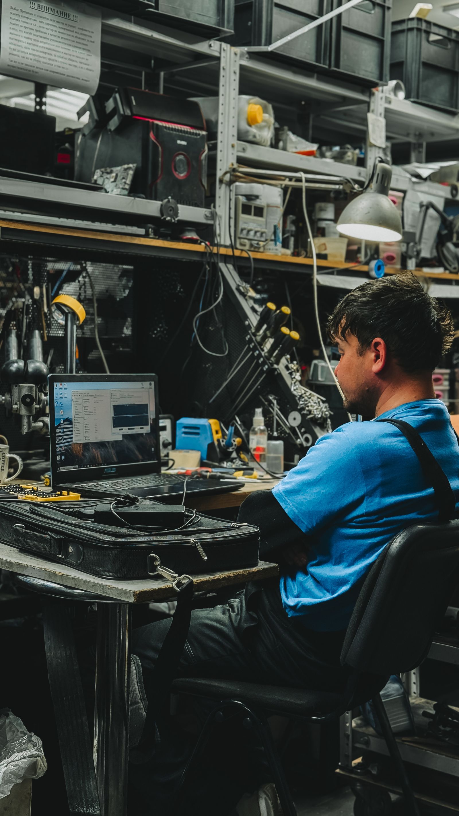 Ingenieur travaillant dans un atelier technique