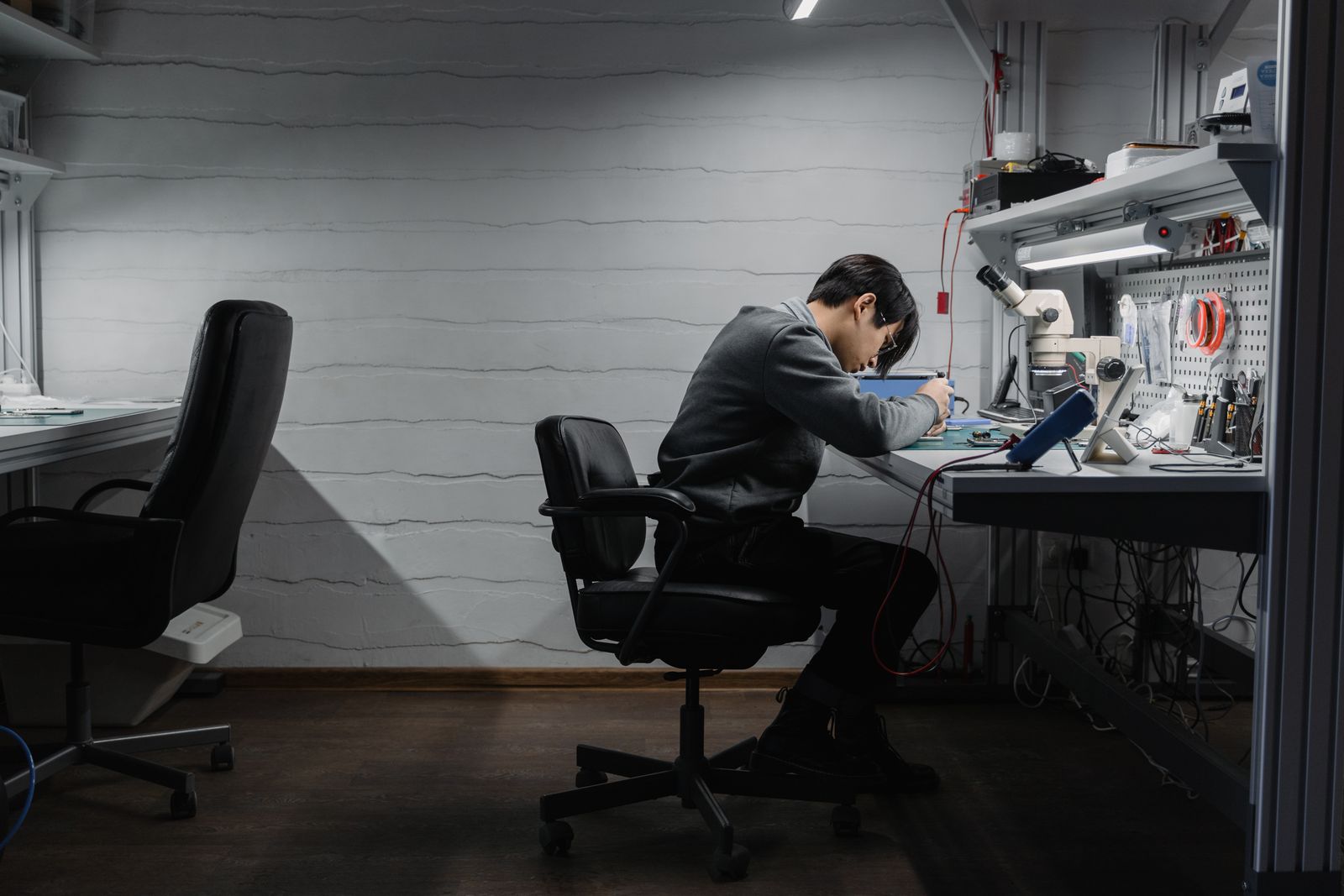 Ingenieur reparant des composants electroniques