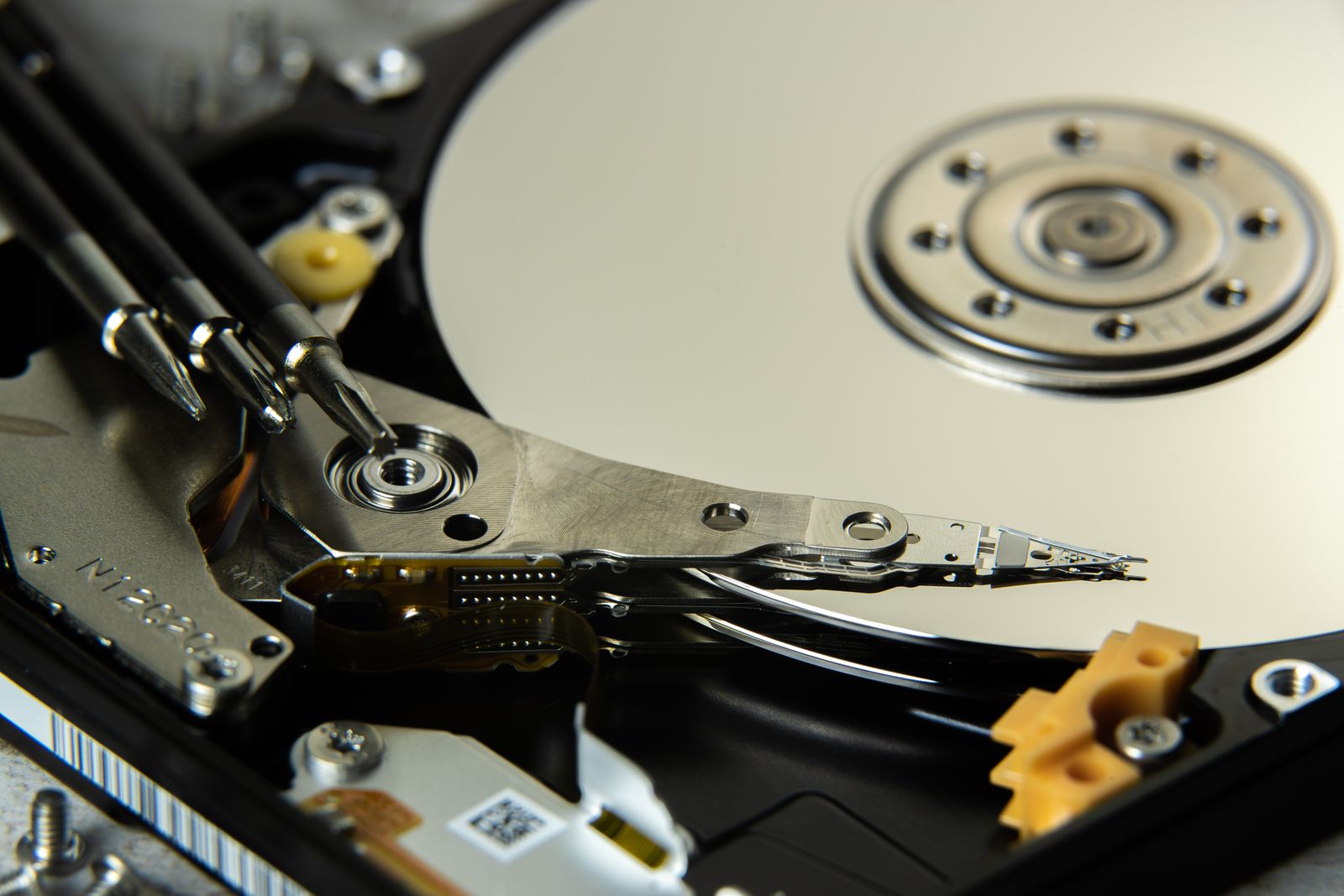 Vue interne d'un disque dur montrant les plateaux et la tete de lecture