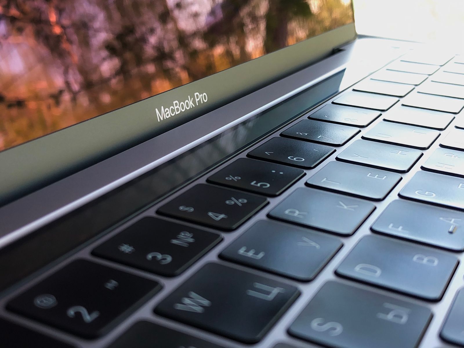 MacBook argente ouvert sur un bureau
