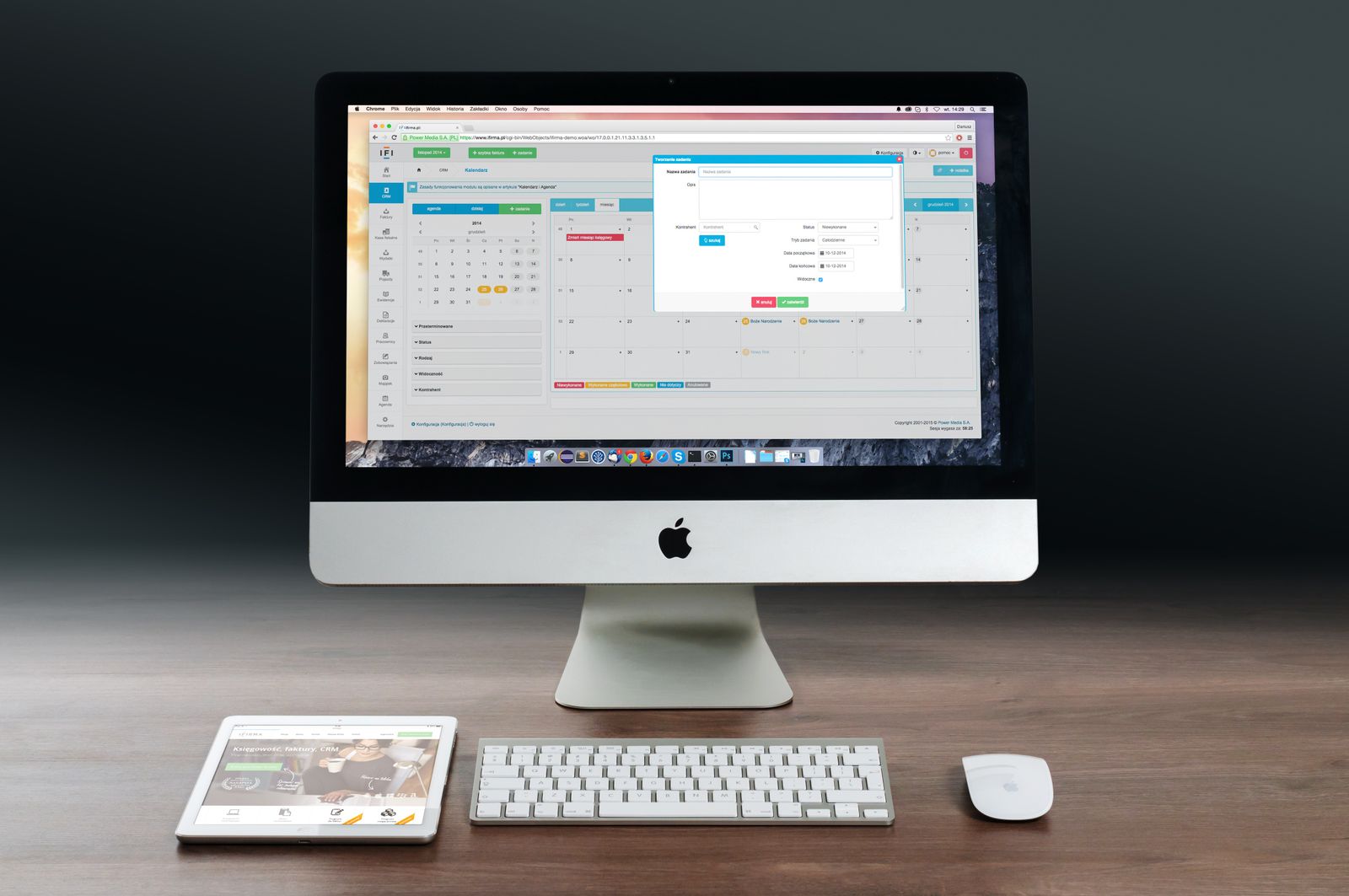 MacBook argente ouvert sur un bureau