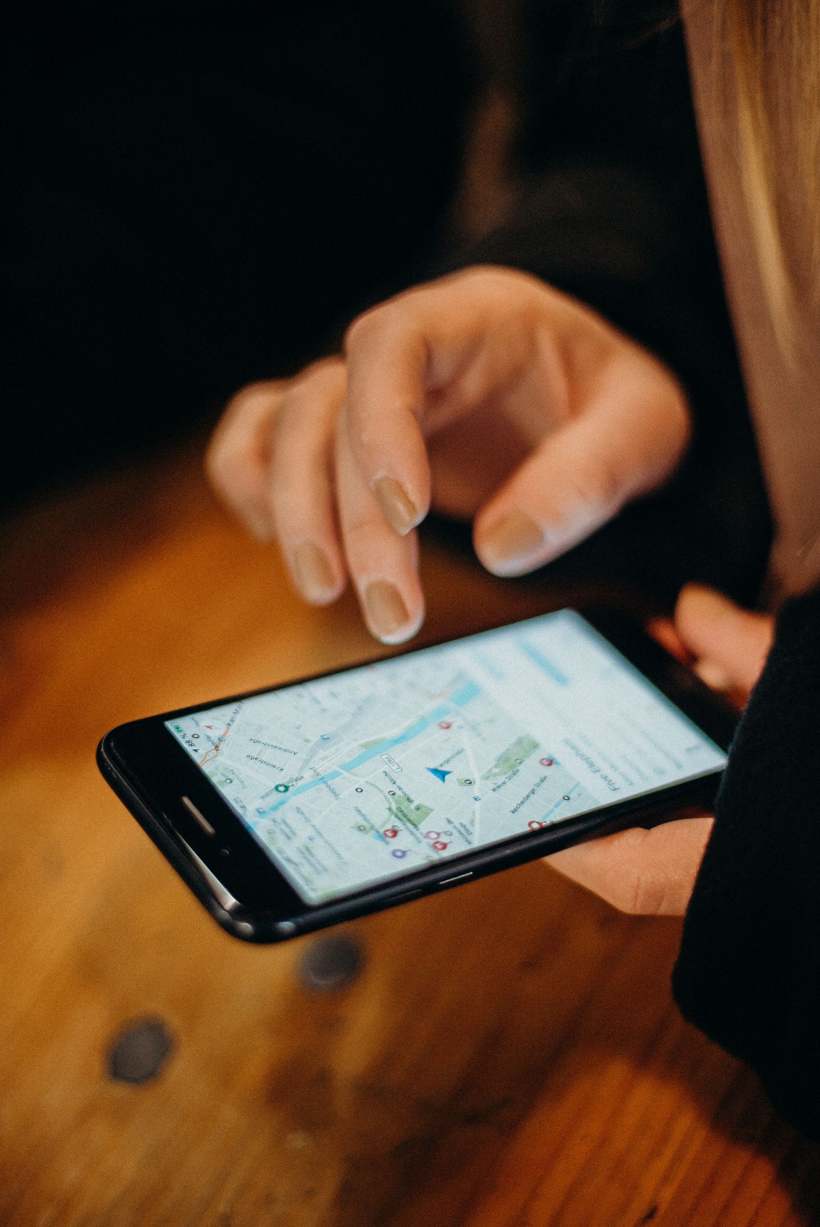 Main utilisant un smartphone pour naviguer sur une carte