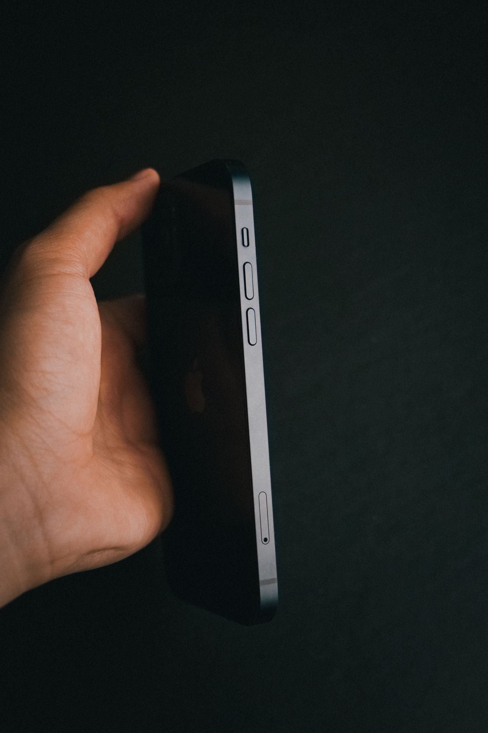 Main tenant un smartphone moderne