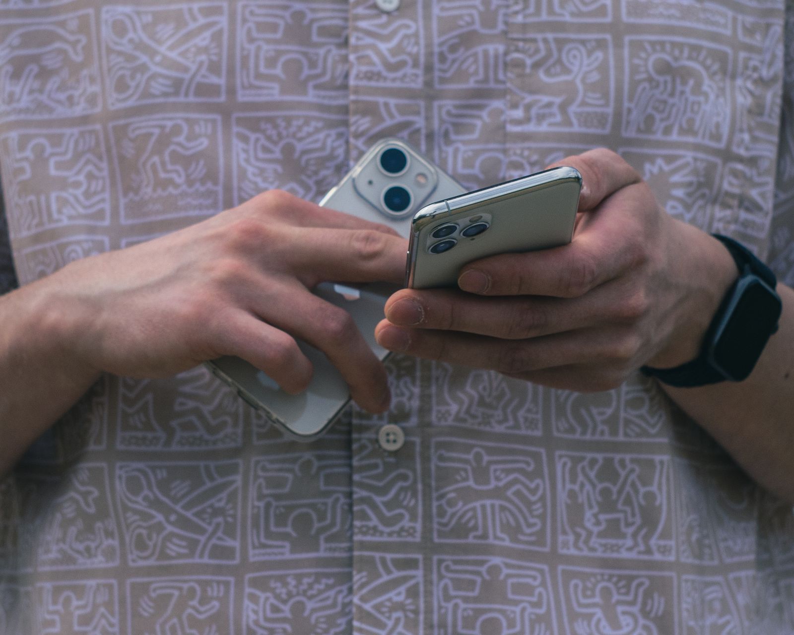 Mains tenant deux smartphones pour comparaison