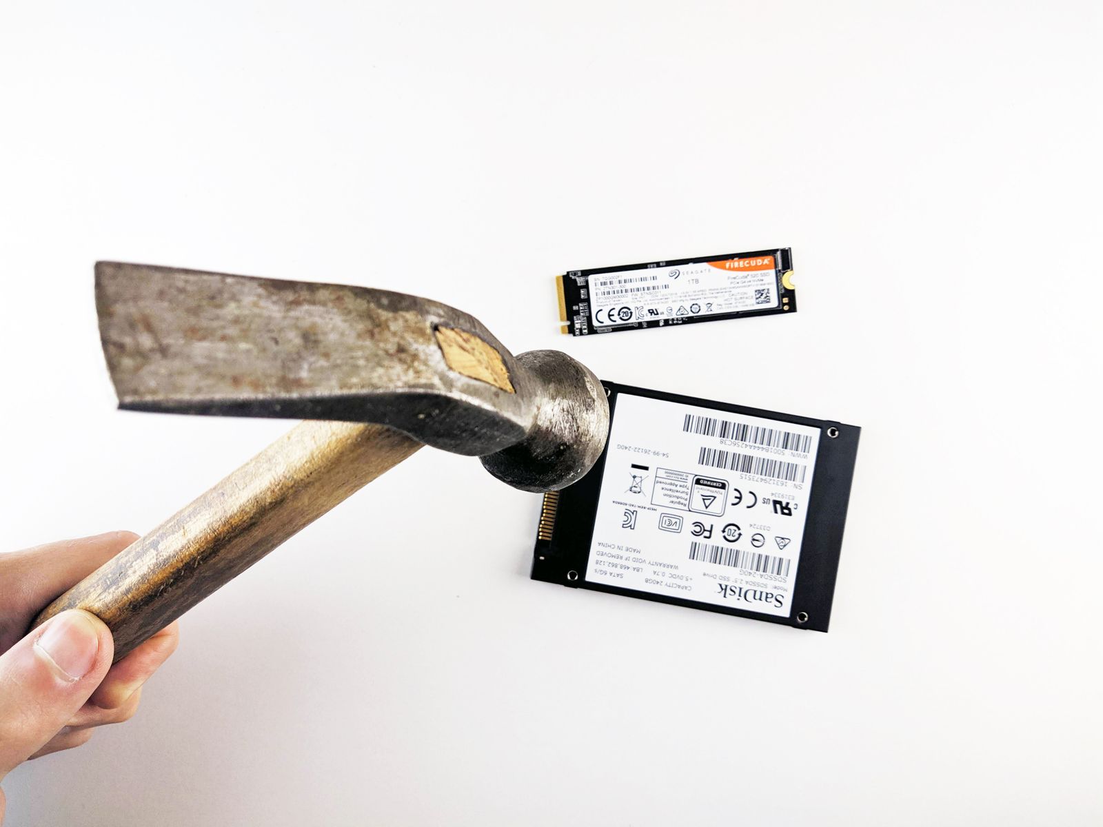Marteau pres d'un disque dur symbolisant une panne imminente