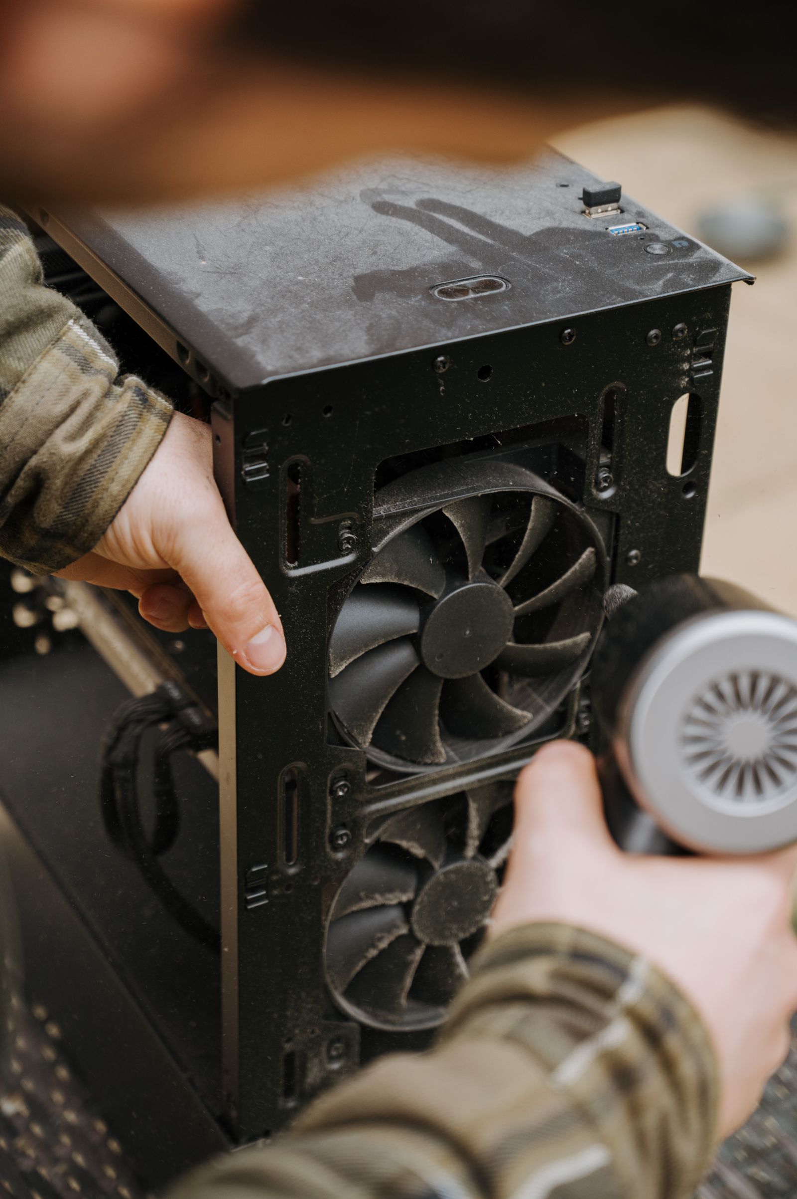 Nettoyage d'un ventilateur d'ordinateur avec un souffleur d'air