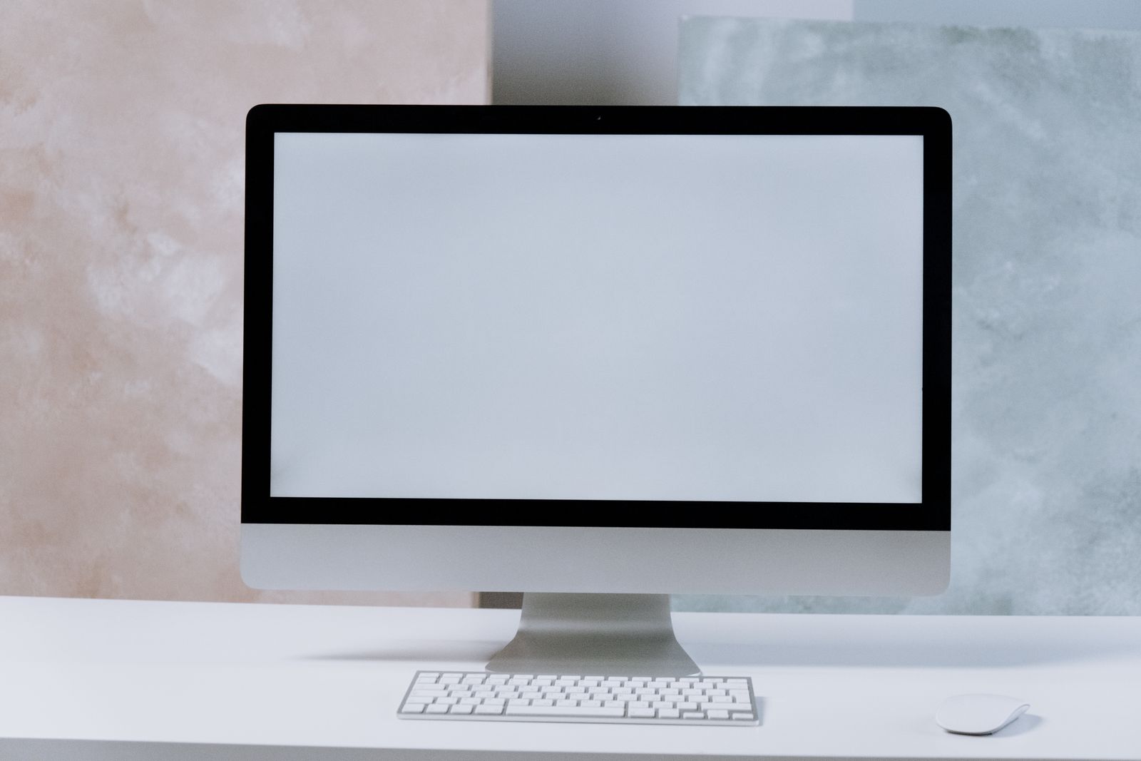 Ordinateur de bureau tout-en-un sur un espace de travail