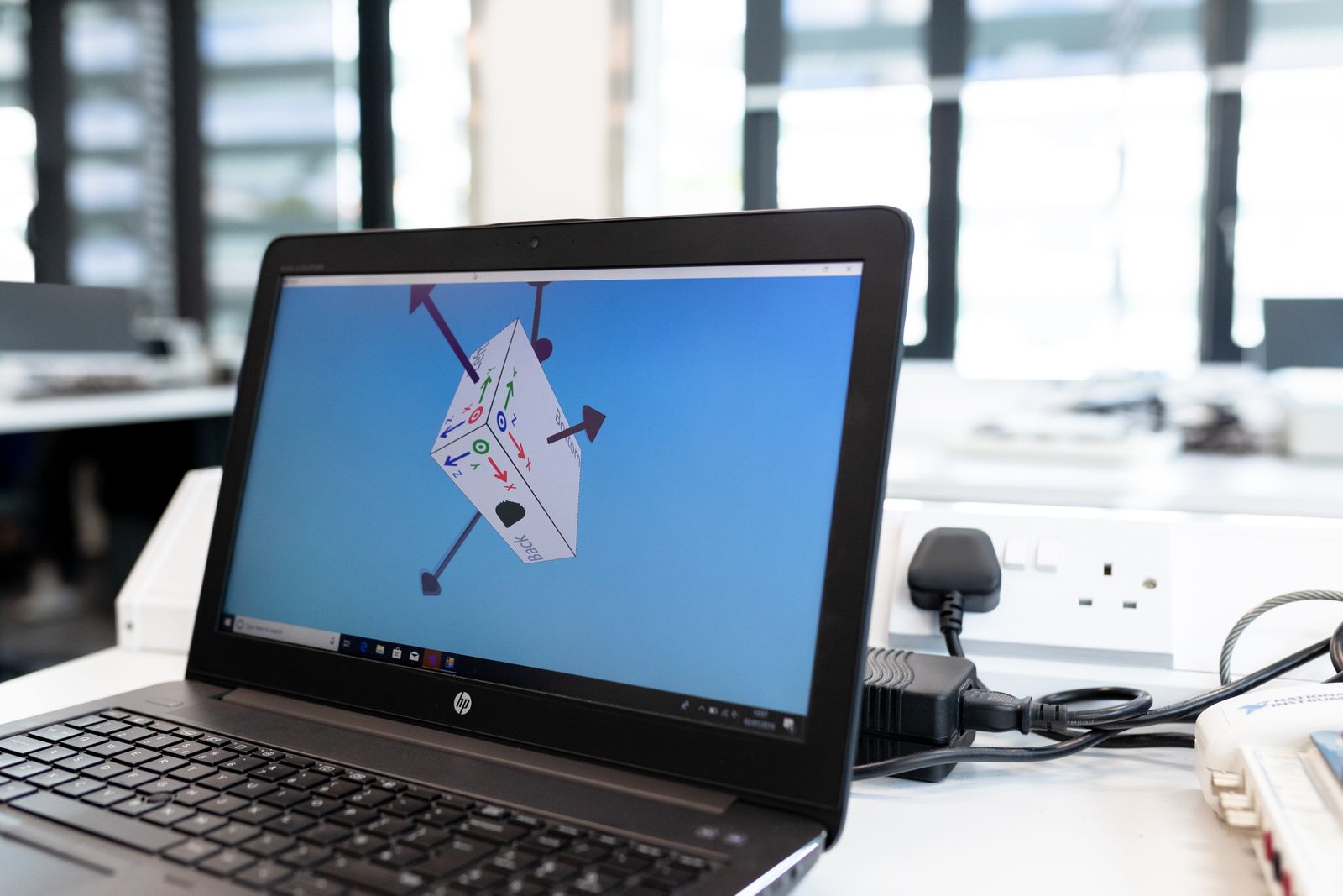 Ordinateur portable ouvert sur un bureau