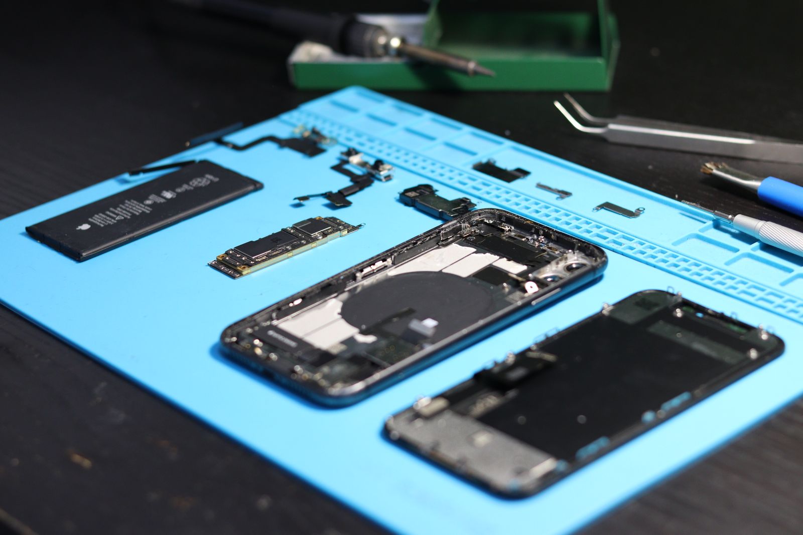 Outils de reparation et smartphone demonte sur un etabli