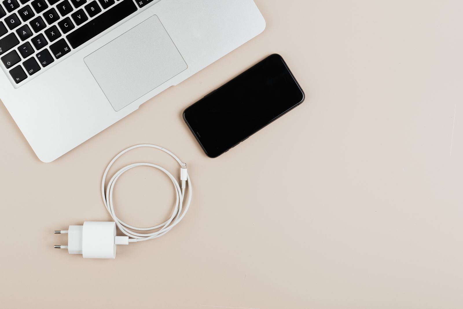 Ordinateur portable branche a une prise electrique