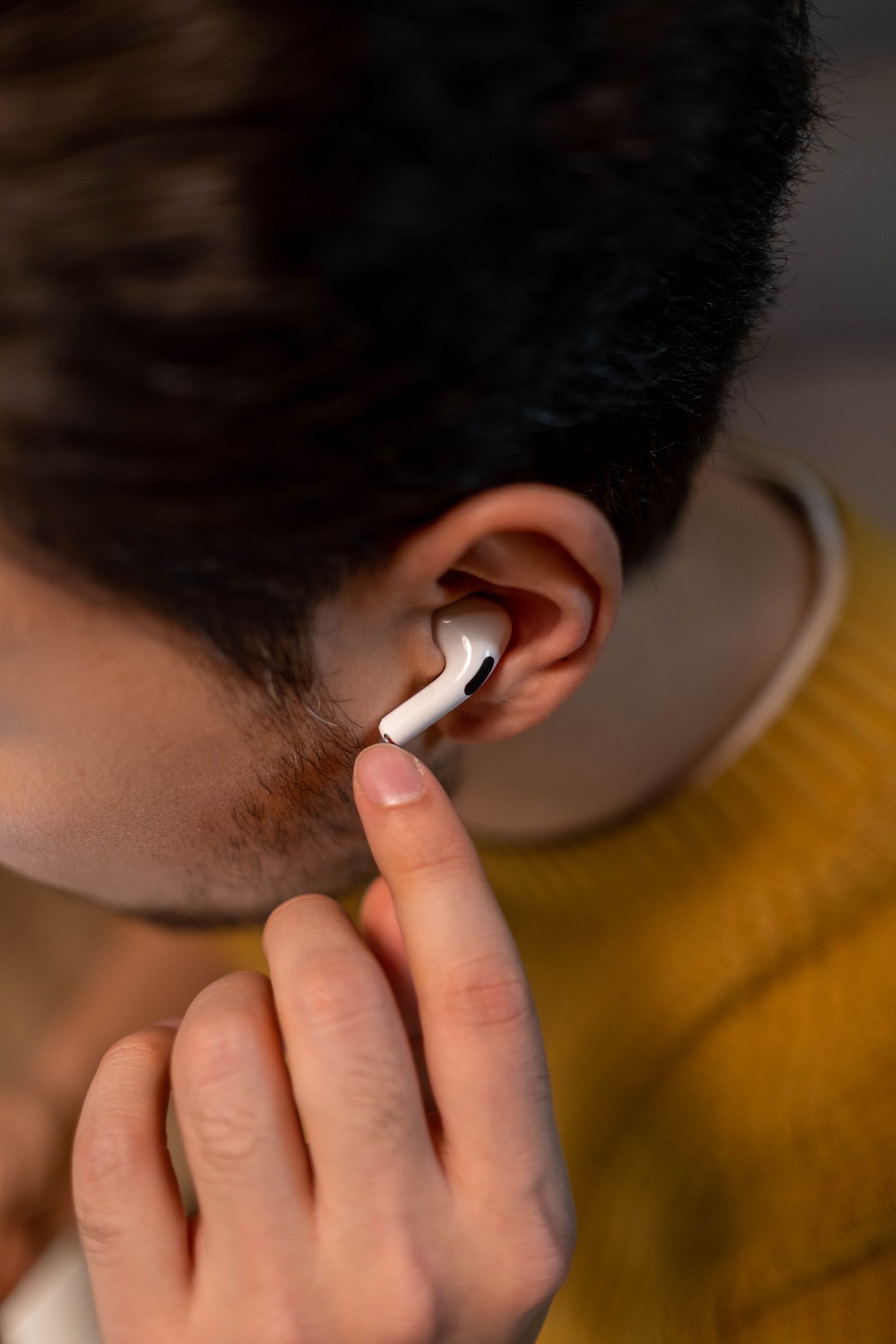 Personne portant des ecouteurs sans fil au quotidien