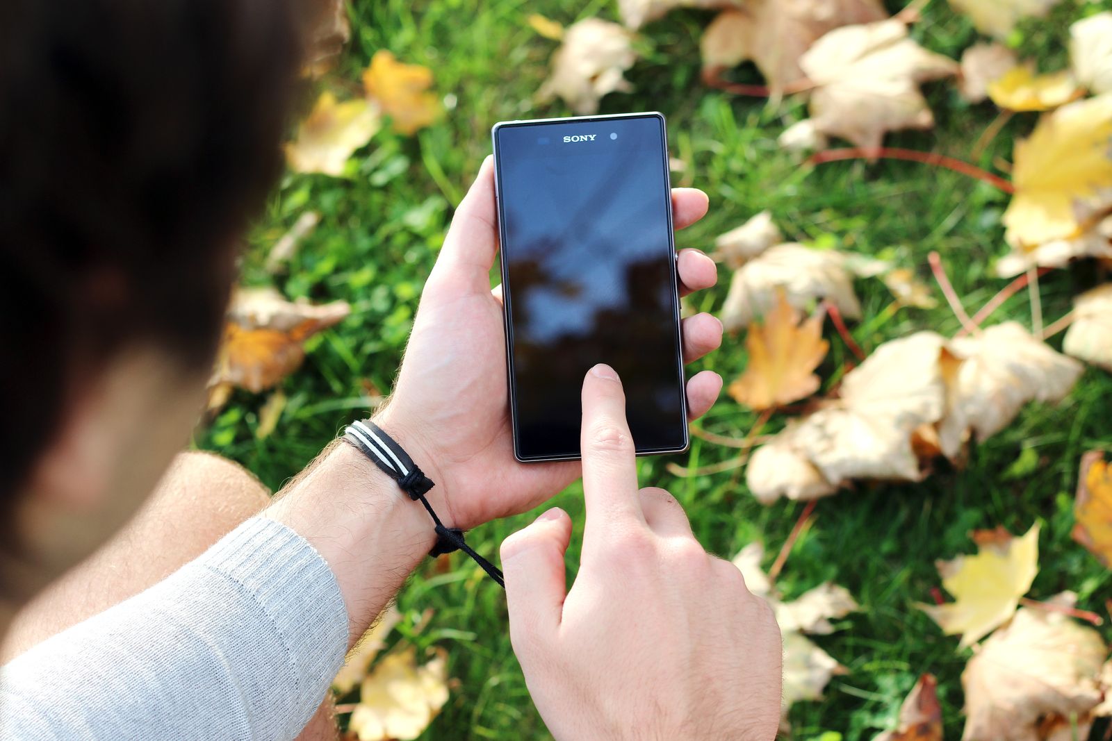 Personne utilisant un ordinateur portable a l'exterieur