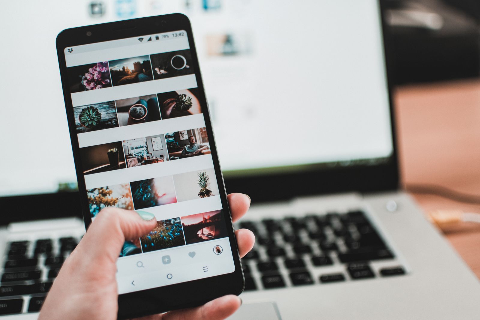 Personne utilisant un smartphone Android
