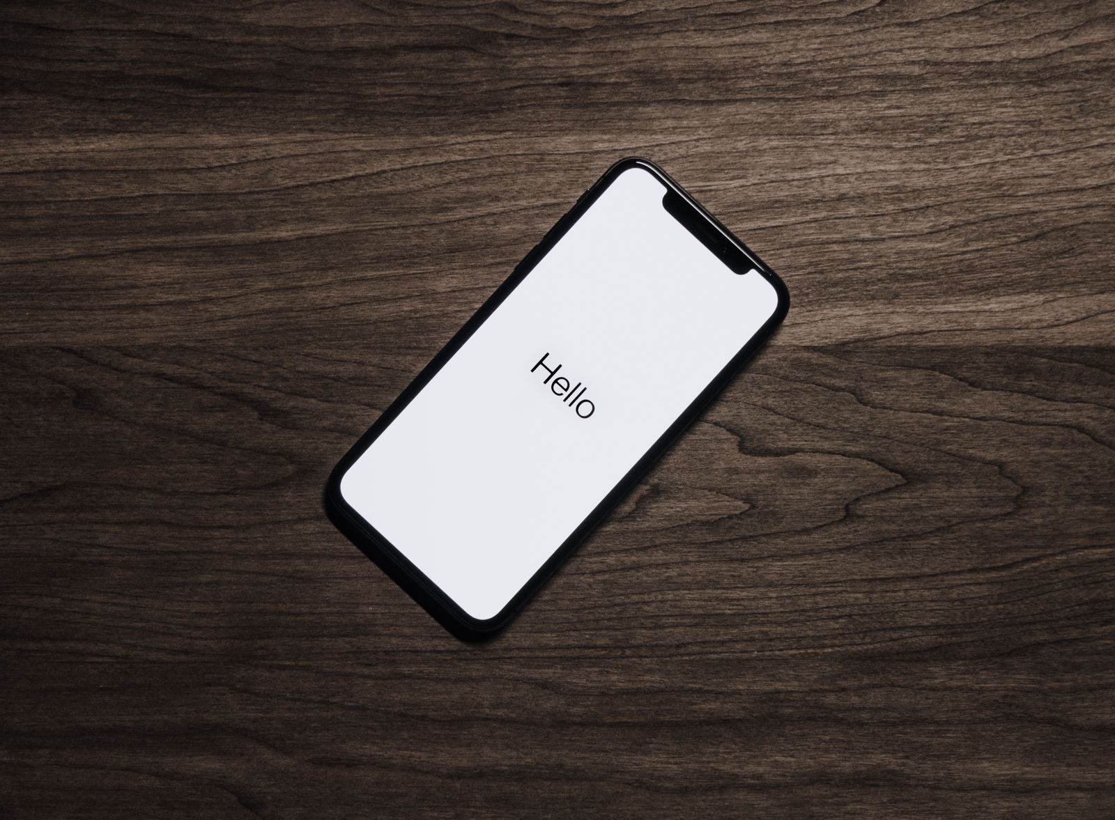 Personne tenant un smartphone dans la rue