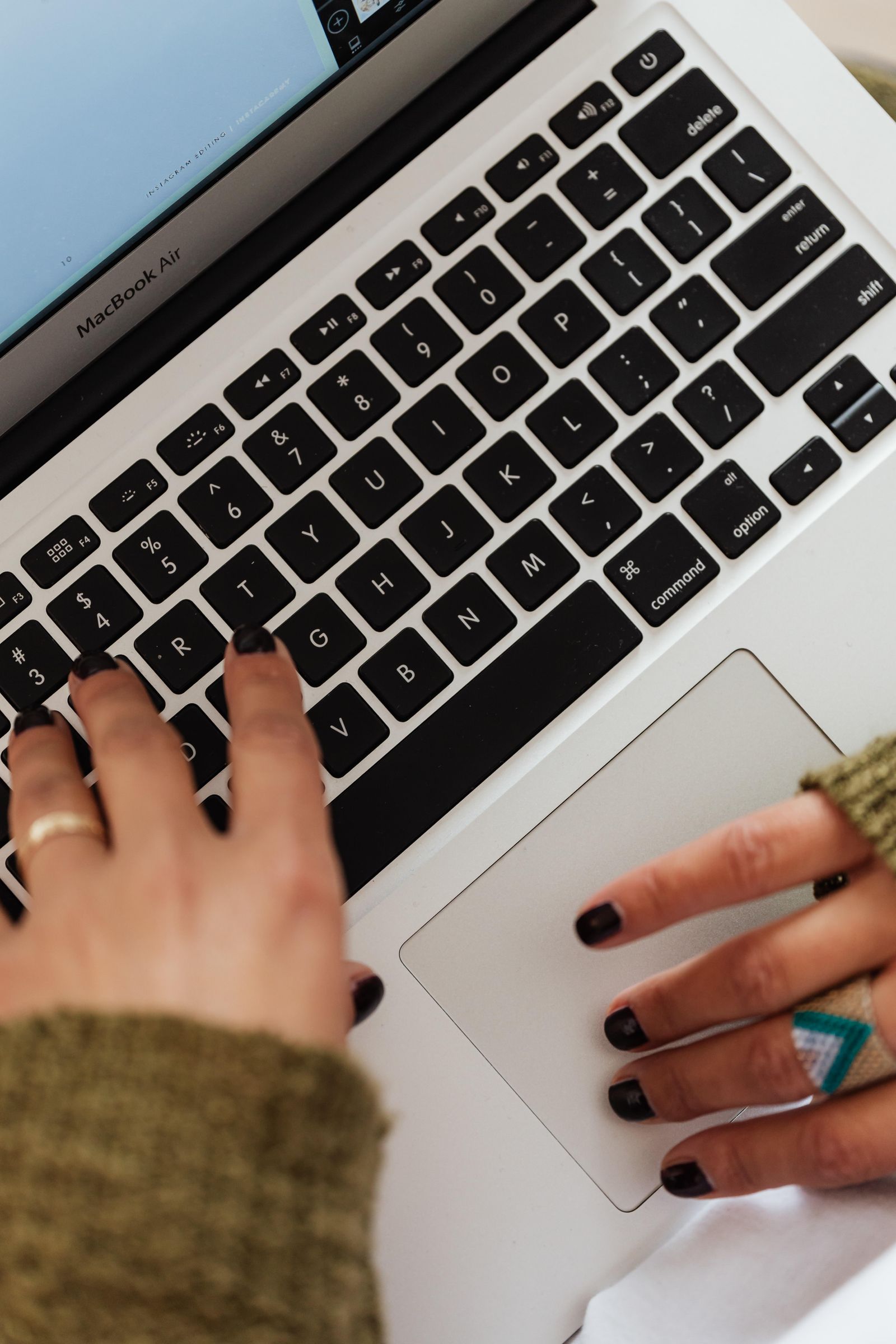 Personne tapant sur un clavier d'ordinateur portable