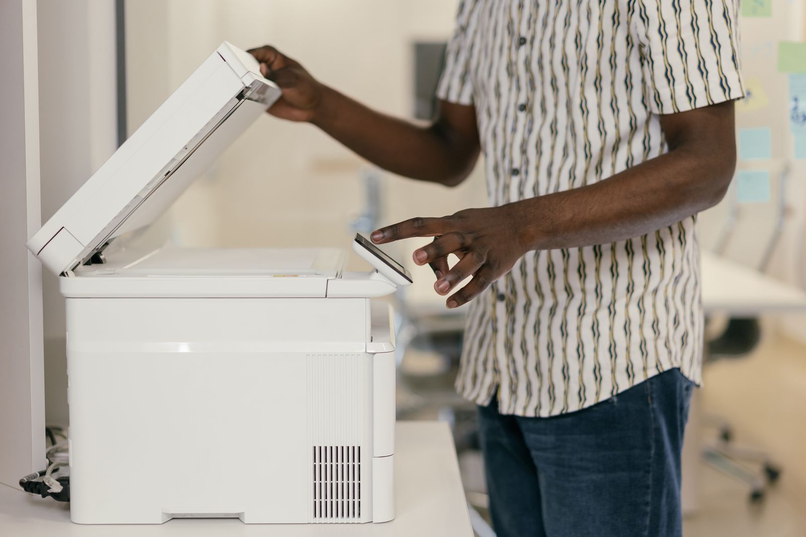 Personne utilisant un photocopieur au bureau