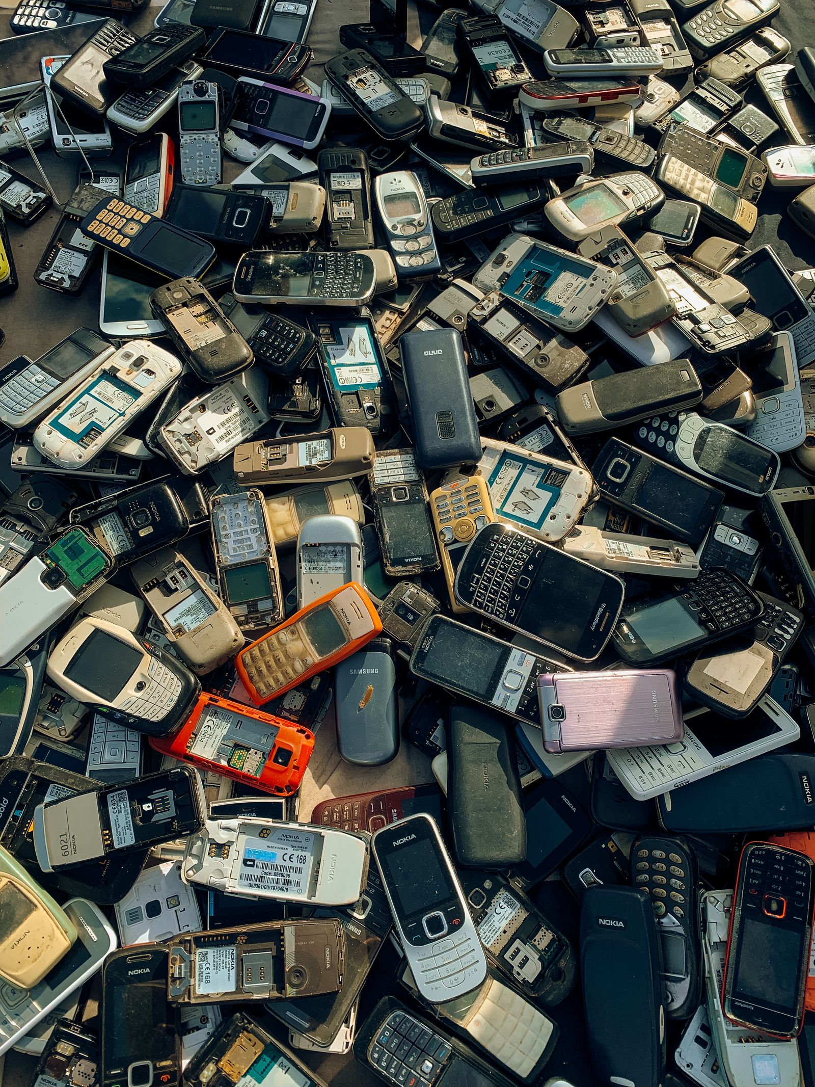 Anciens téléphones empilés en vue de leur recyclage