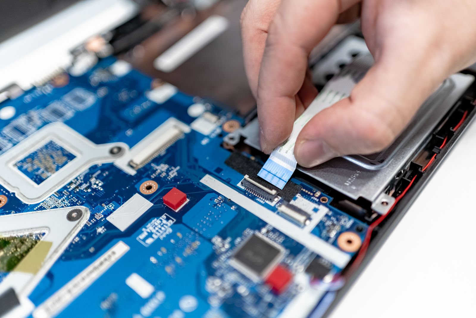 Reparation d'un circuit imprime d'ordinateur portable