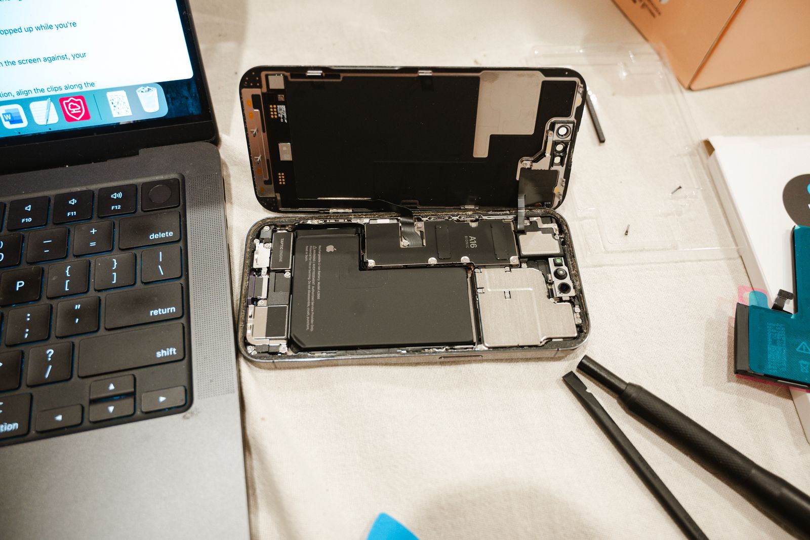 Reparation d'iPhone avec outils et ordinateur portable