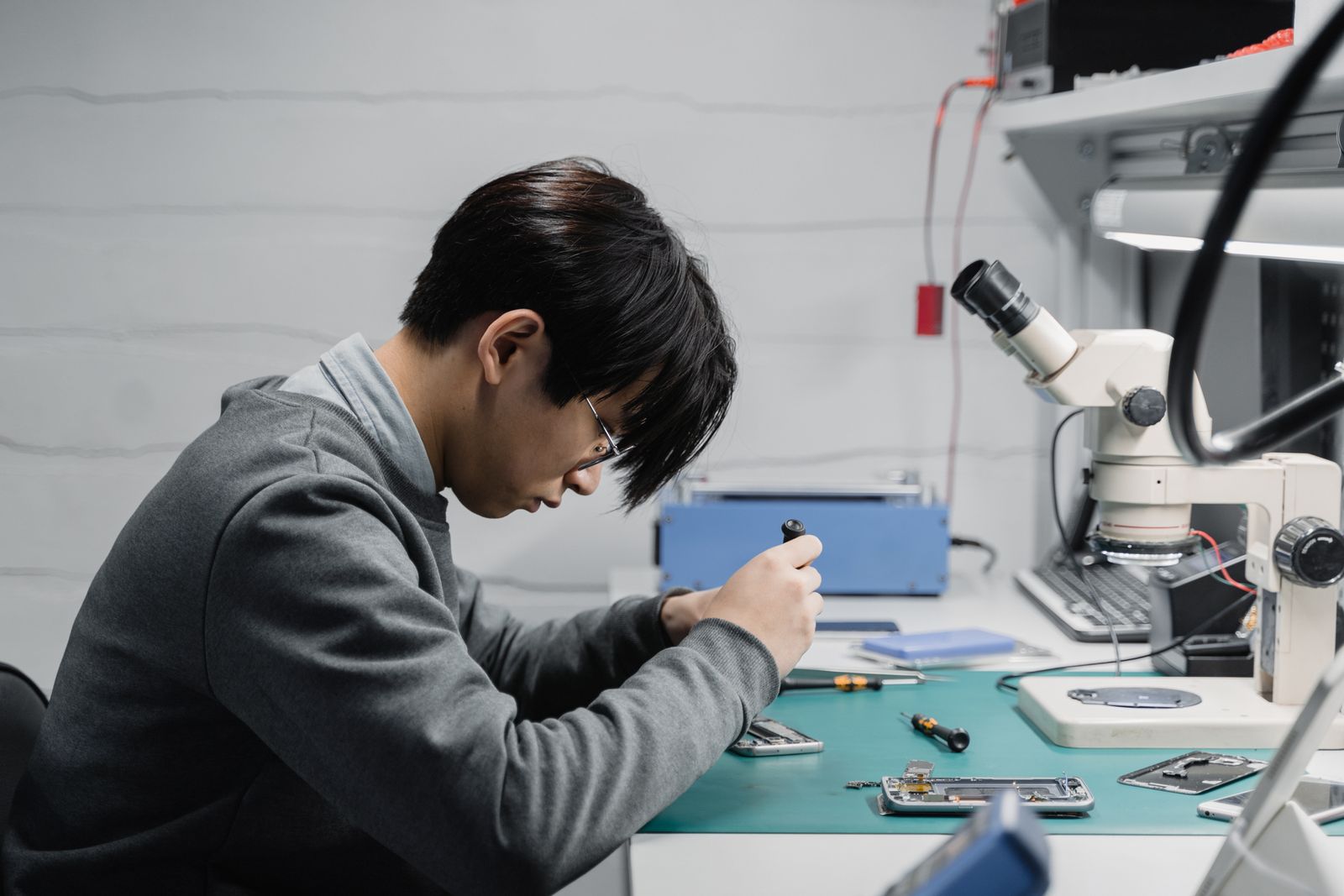Technicien effectuant une reparation de precision