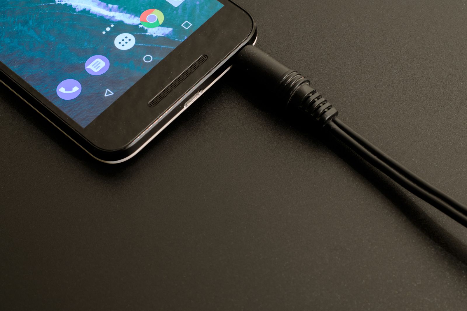 Smartphone en cours de charge avec cable