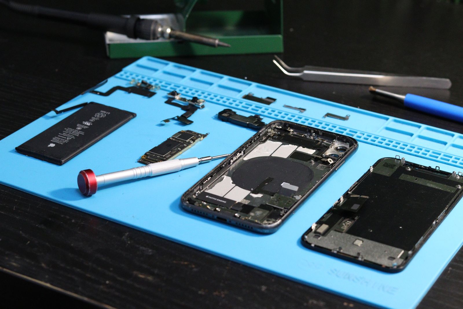 Smartphone demonte pour diagnostic technique