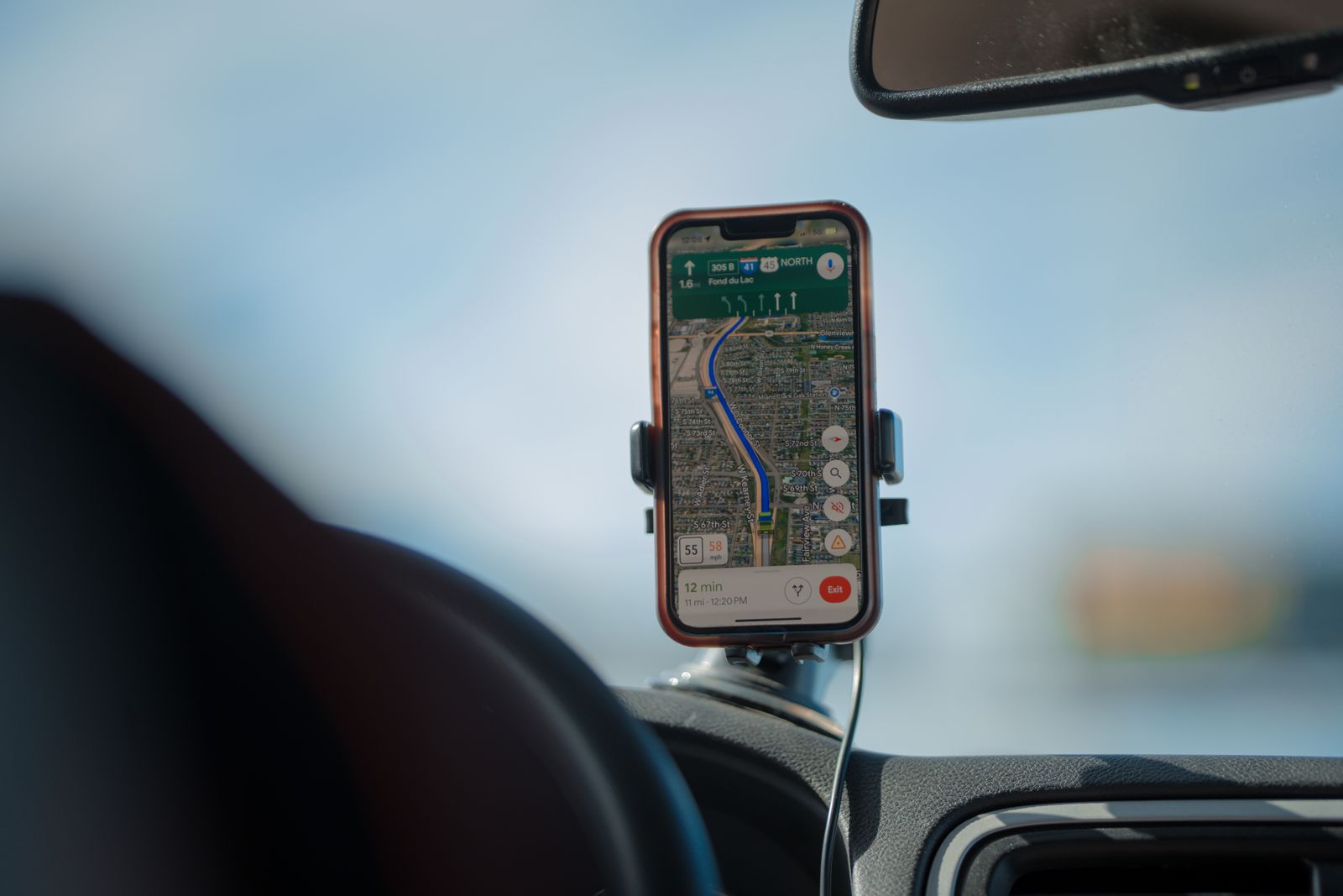 Smartphone avec navigation GPS sur tableau de bord de voiture
