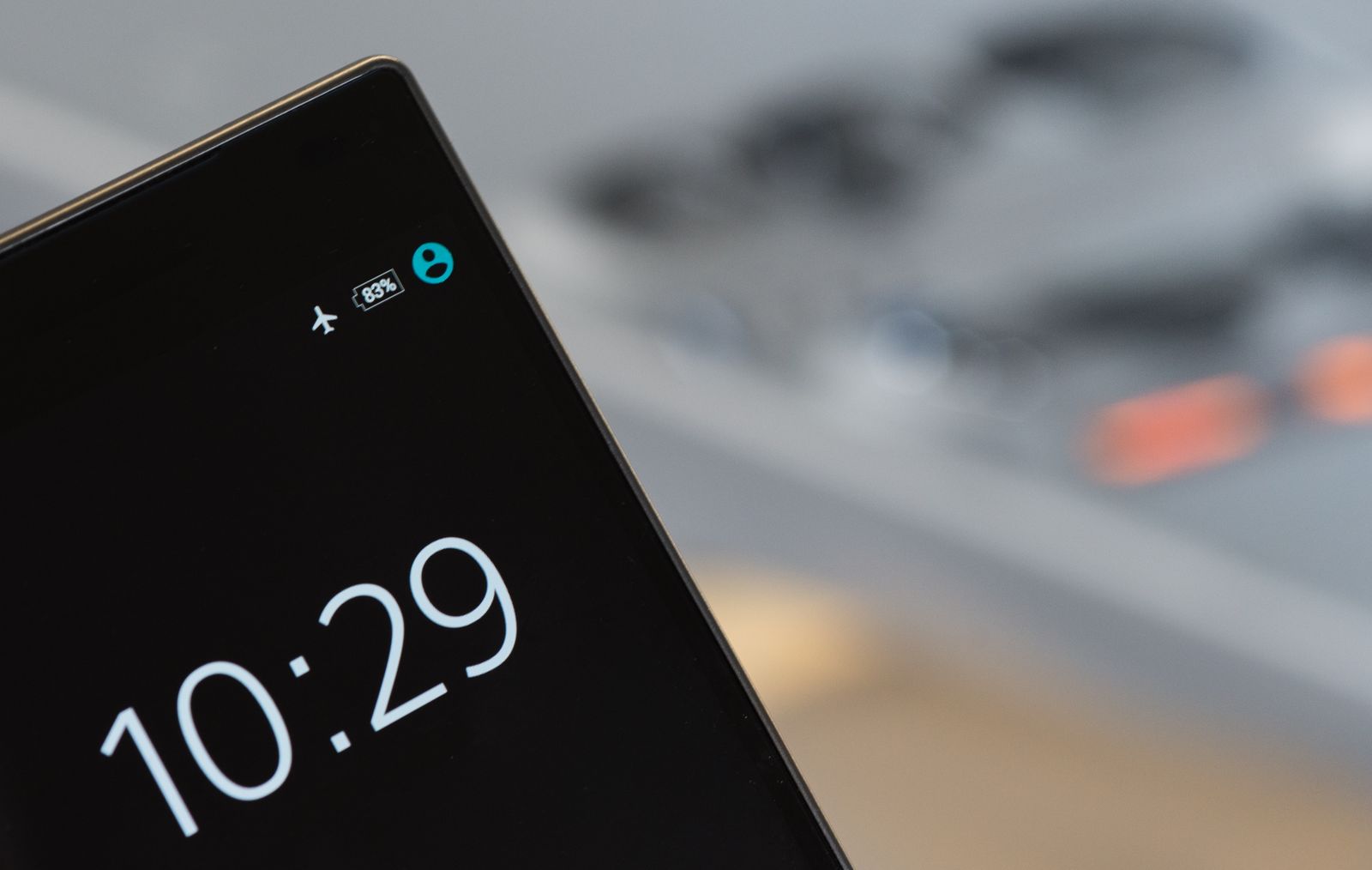Smartphone affichant l'heure avec arriere-plan flou