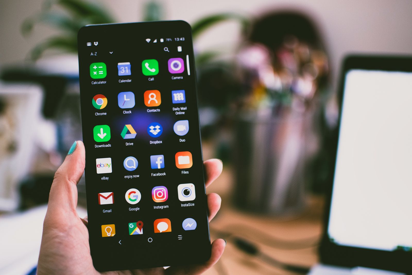 Smartphone pose sur une table avec notification