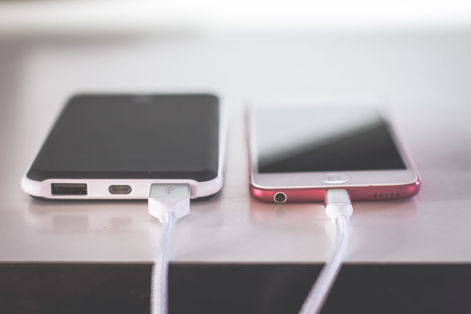 Deux smartphones en charge cote a cote
