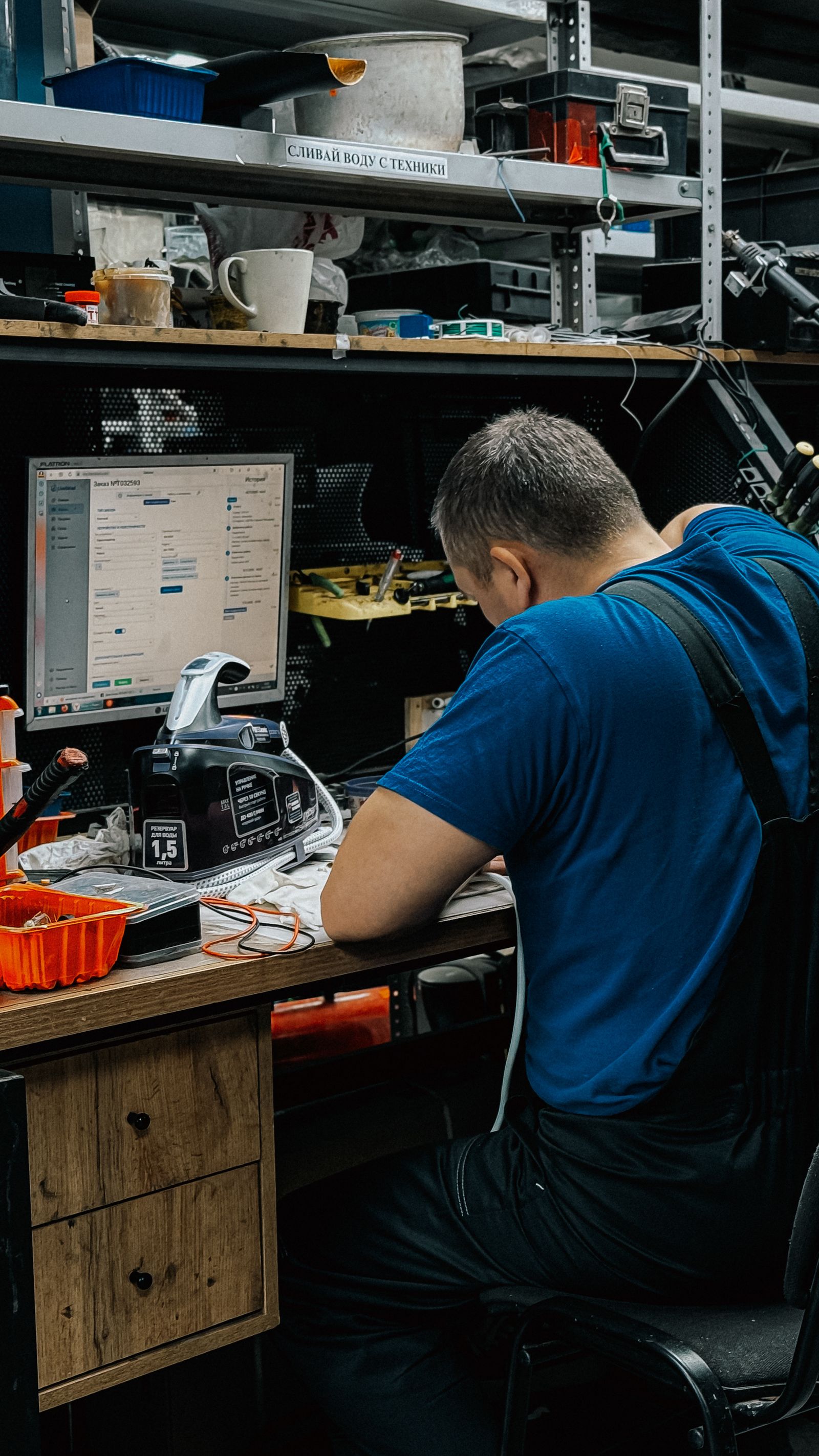 Technicien travaillant sur un bureau dans un atelier