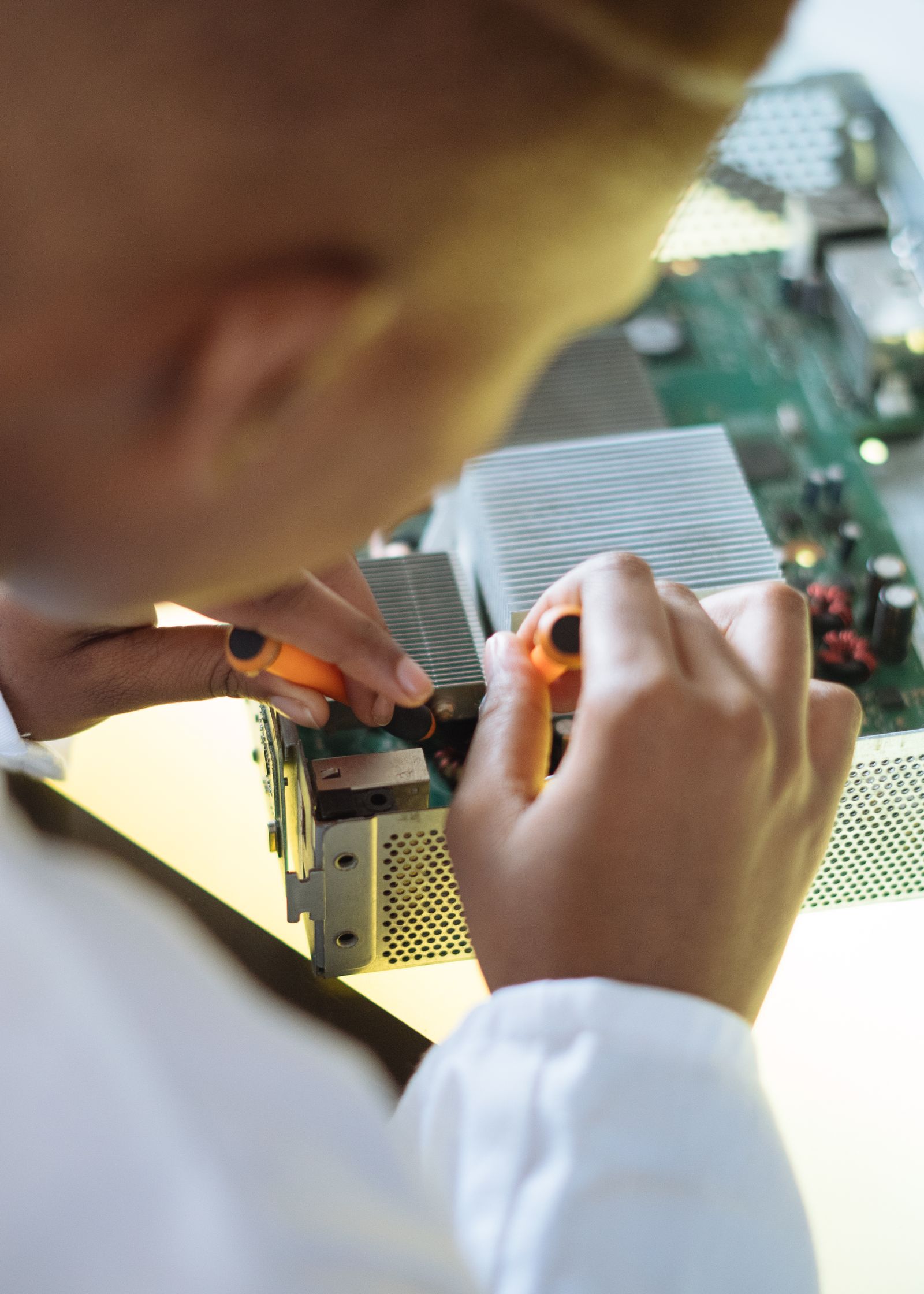 Technicien examinant une carte mere d'ordinateur