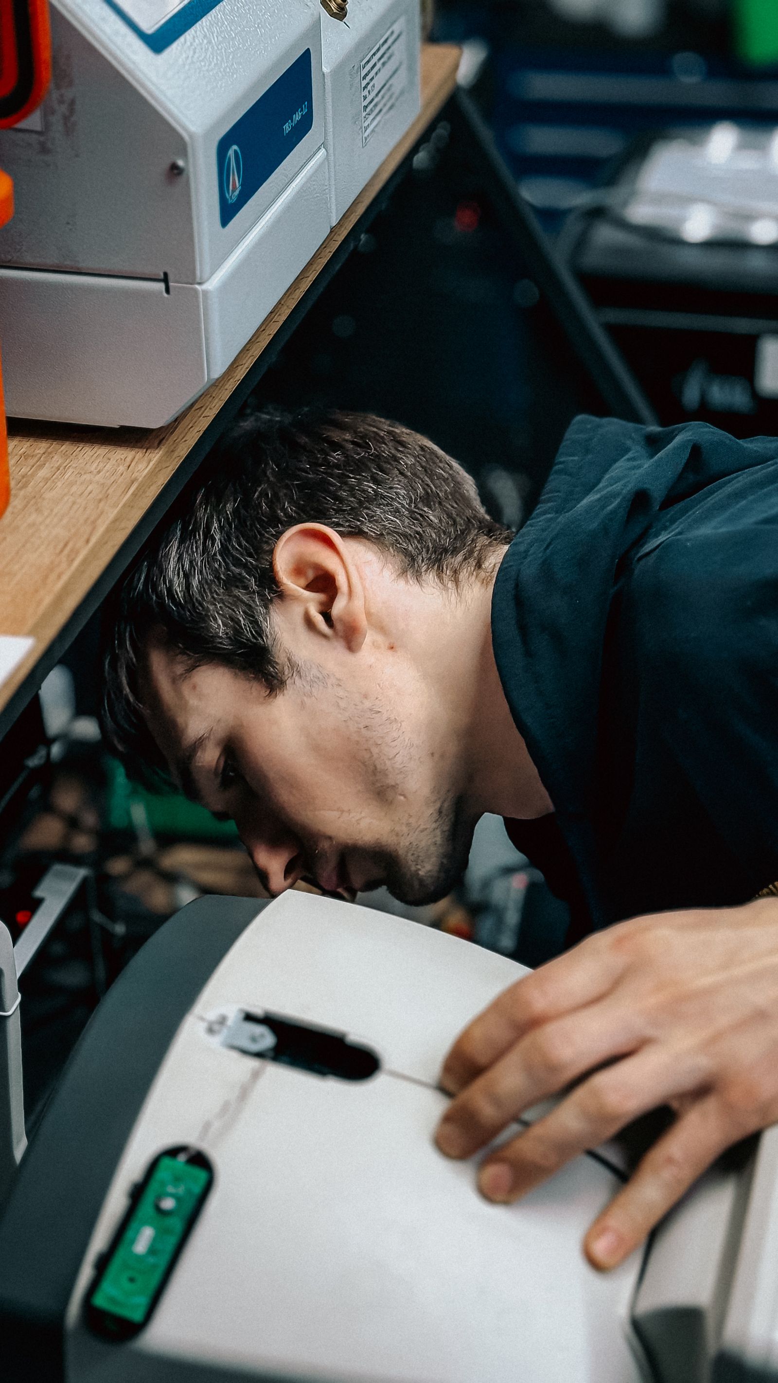 Technicien reparant un equipement de precision en laboratoire
