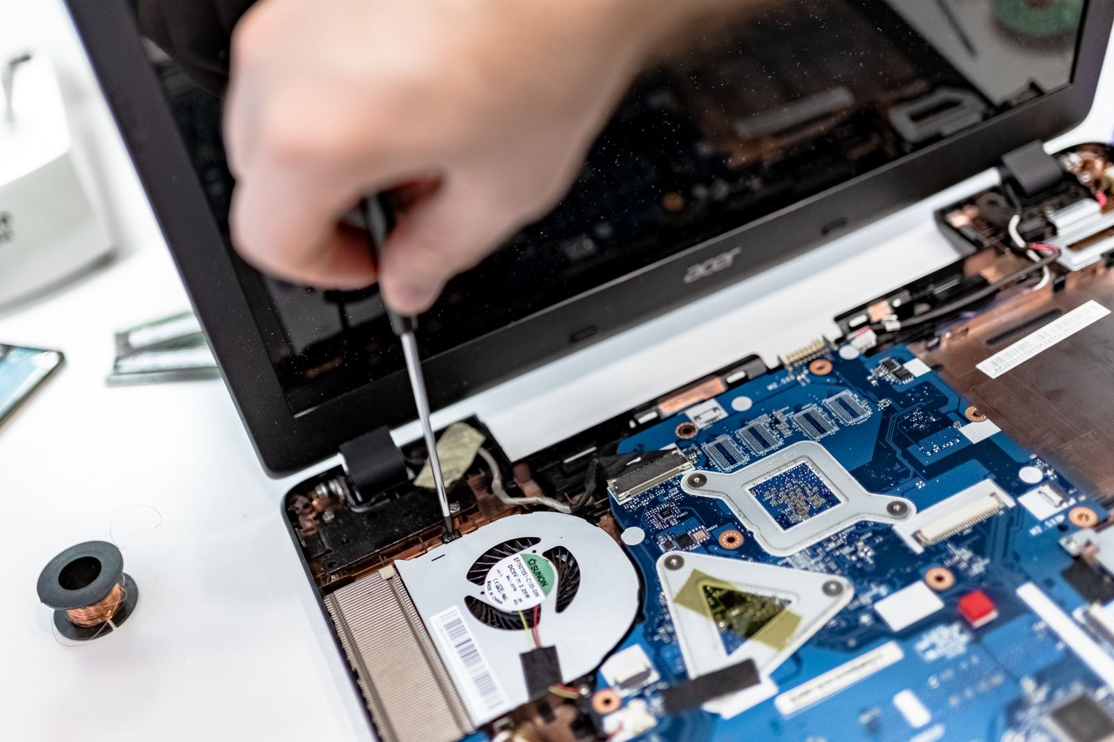 Technicien réparant la carte mère d'un ordinateur portable